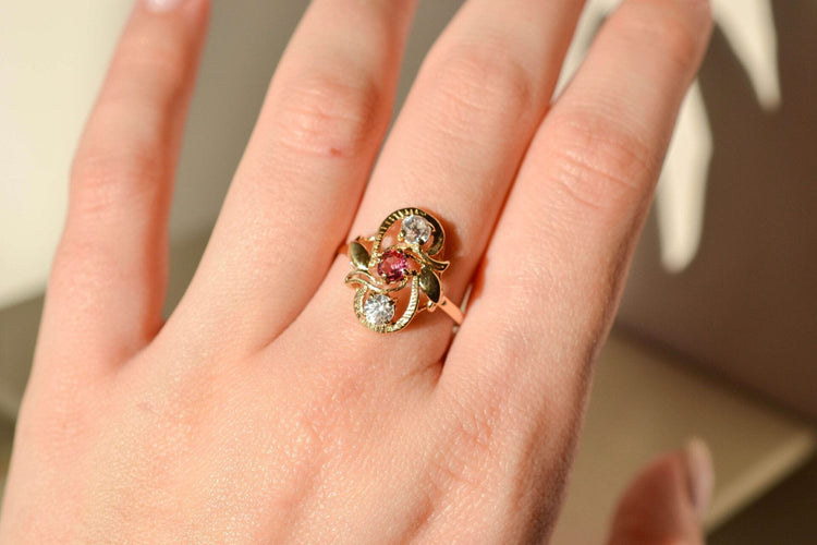 Bague 60 Bague Art nouveau en or jaune 18 carats et verre rose 58 Facettes 3780