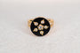 43 Bague ciselée en or jaune, onyx et diamants 58 Facettes 3846