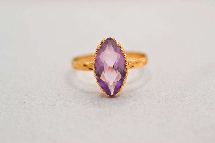 59 Bague améthyste taille navette en or jaune 18 carats 58 Facettes 3868