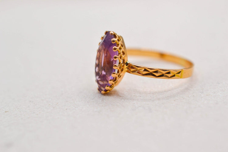 59 Bague améthyste taille navette en or jaune 18 carats 58 Facettes 3868