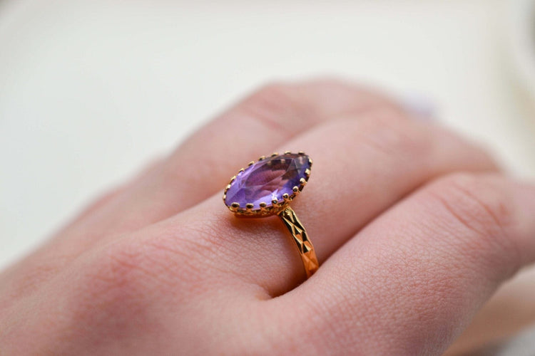 59 Bague améthyste taille navette en or jaune 18 carats 58 Facettes 3868