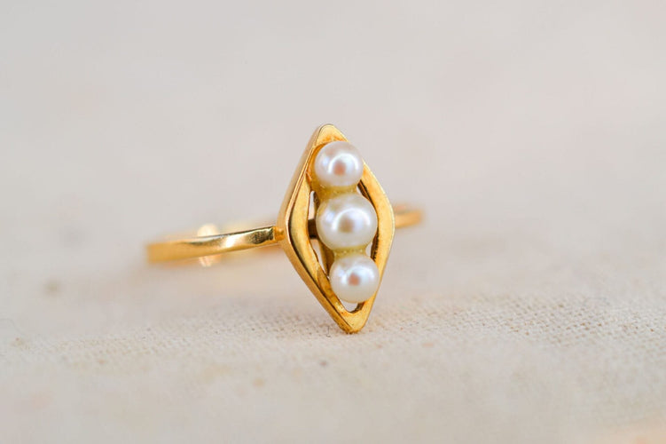 53 Bague navette en or jaune et perles de culture 58 Facettes 3904