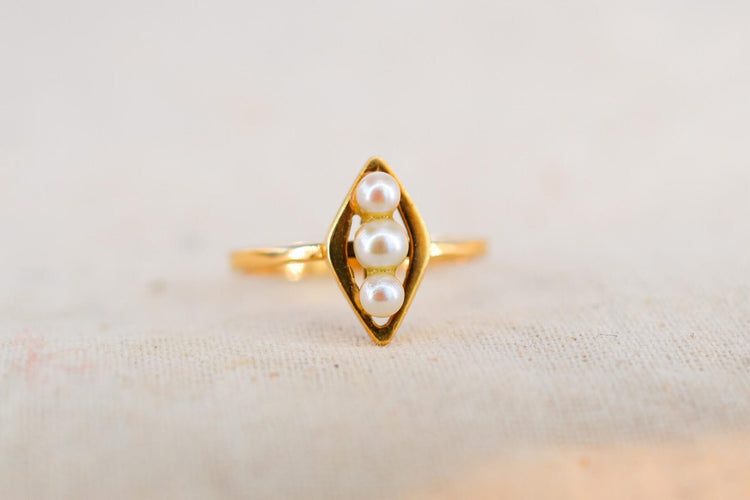 53 Bague navette en or jaune et perles de culture 58 Facettes 3904