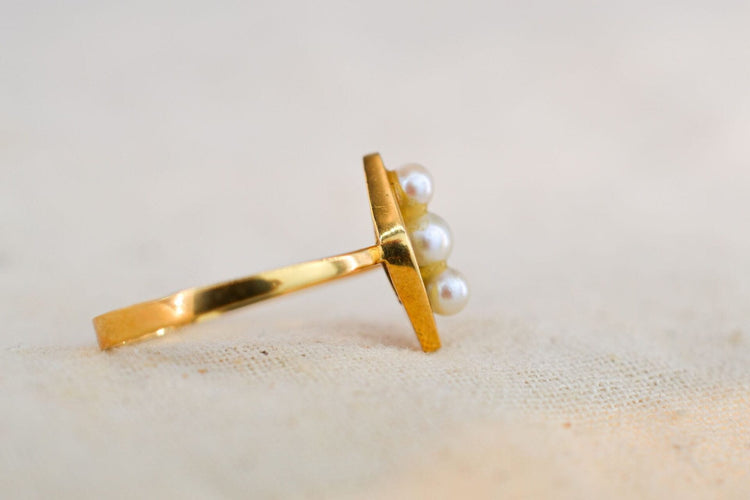 53 Bague navette en or jaune et perles de culture 58 Facettes 3904