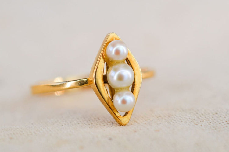 53 Bague navette en or jaune et perles de culture 58 Facettes 3904