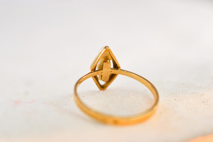53 Bague navette en or jaune et perles de culture 58 Facettes 3904