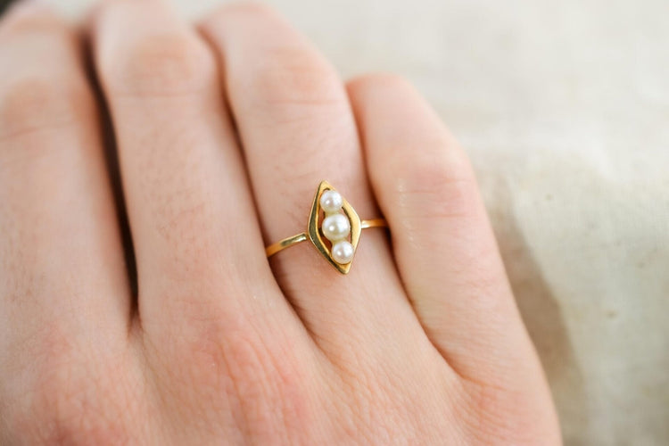 53 Bague navette en or jaune et perles de culture 58 Facettes 3904