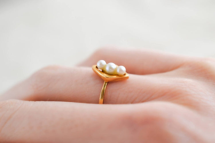53 Bague navette en or jaune et perles de culture 58 Facettes 3904