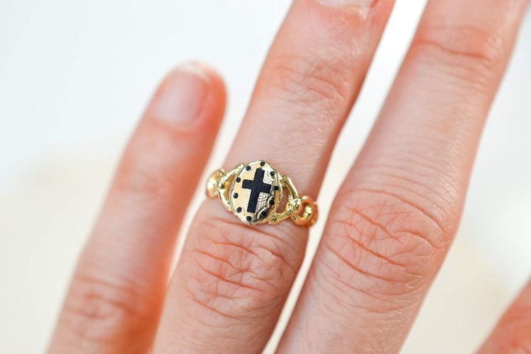 48 Bague de sentiment Croix latine en or jaune et émail 58 Facettes 3912