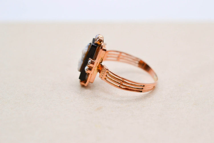 54 Bague camée en or rose 18 carats et perles 58 Facettes 3931