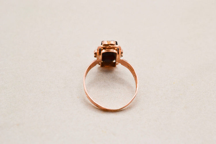 54 Bague camée en or rose 18 carats et perles 58 Facettes 3931