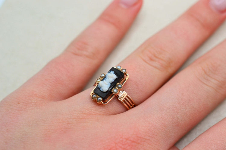 54 Bague camée en or rose 18 carats et perles 58 Facettes 3931