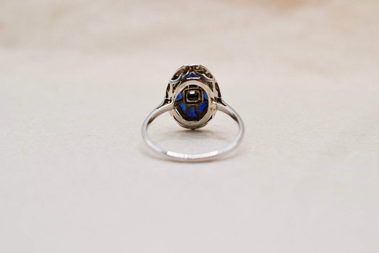 51 Bague octogonale Art déco en or blanc, diamants et saphirs 58 Facettes 3930