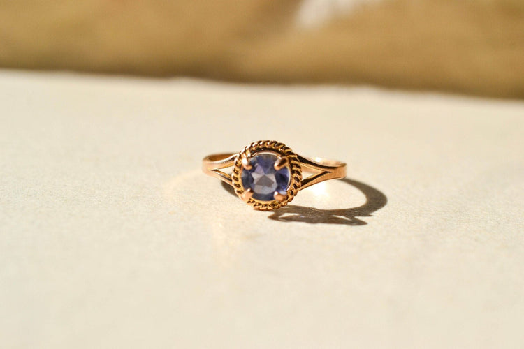 46 Bague solitaire en or jaune 14 carats et améthyste 58 Facettes 3958
