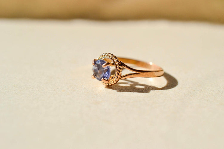 46 Bague solitaire en or jaune 14 carats et améthyste 58 Facettes 3958