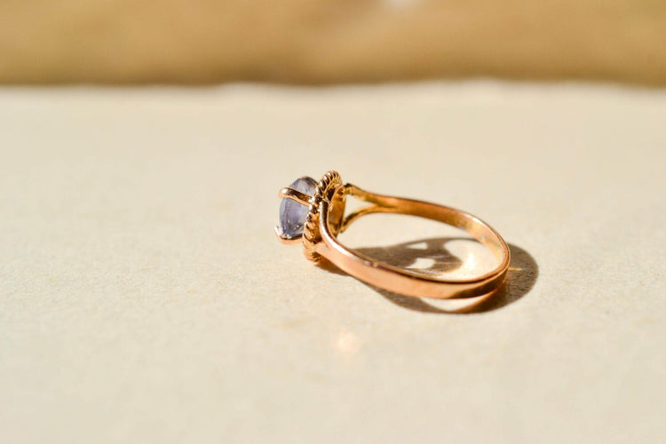 46 Bague solitaire en or jaune 14 carats et améthyste 58 Facettes 3958