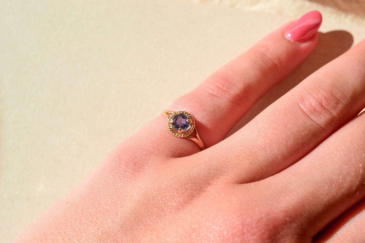 46 Bague solitaire en or jaune 14 carats et améthyste 58 Facettes 3958