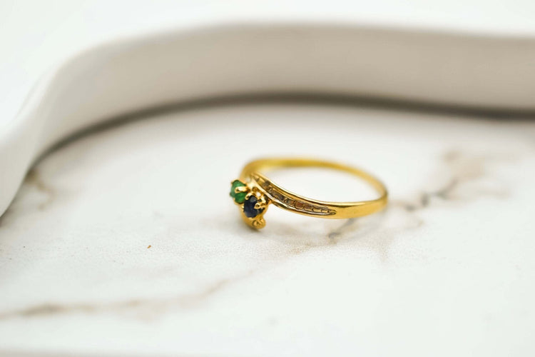 53 Bague Toi et Moi en or jaune avec saphir et émeraude 58 Facettes 3809