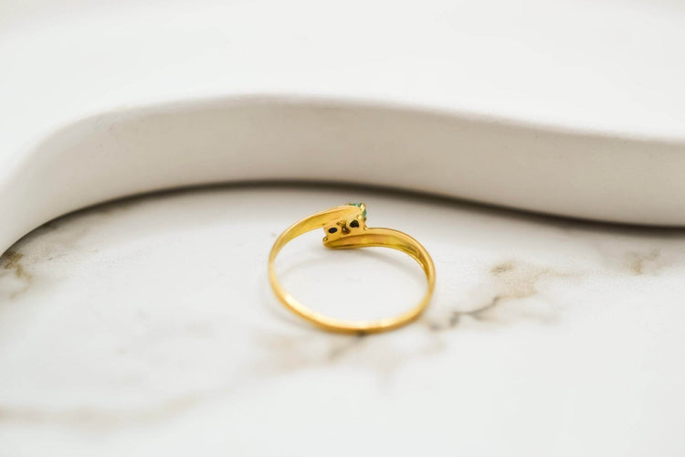 53 Bague Toi et Moi en or jaune avec saphir et émeraude 58 Facettes 3809