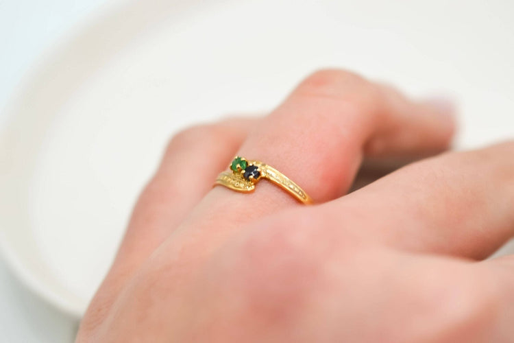 53 Bague Toi et Moi en or jaune avec saphir et émeraude 58 Facettes 3809