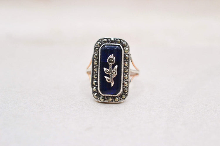 51 Bague victorienne en or rose, argent, émail et marcassites 58 Facettes 3953