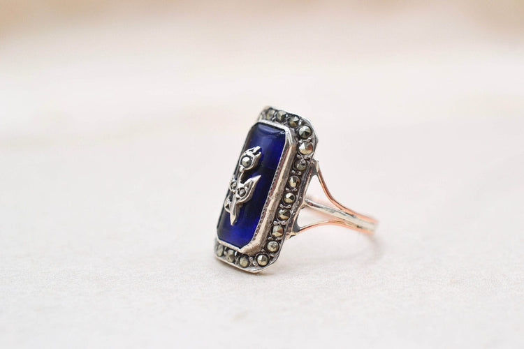51 Bague victorienne en or rose, argent, émail et marcassites 58 Facettes 3953