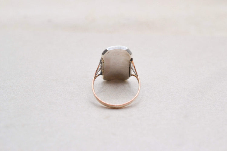 51 Bague victorienne en or rose, argent, émail et marcassites 58 Facettes 3953