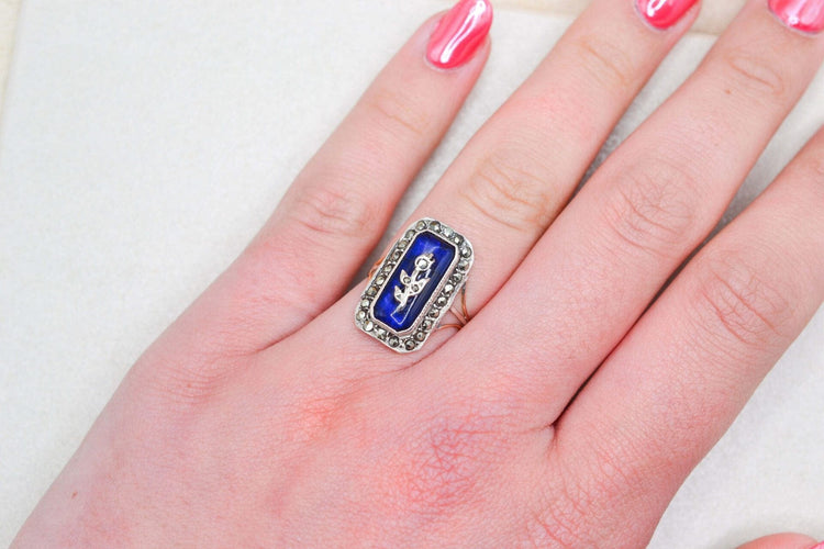 51 Bague victorienne en or rose, argent, émail et marcassites 58 Facettes 3953