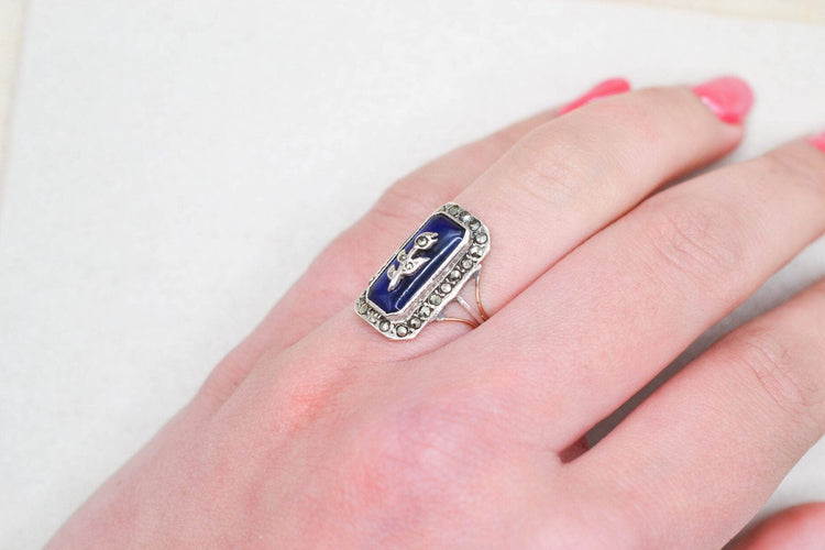 51 Bague victorienne en or rose, argent, émail et marcassites 58 Facettes 3953