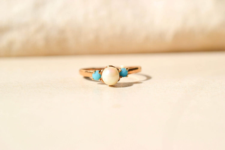 47 Bague en or jaune, perle et imitations turquoise 58 Facettes 3993