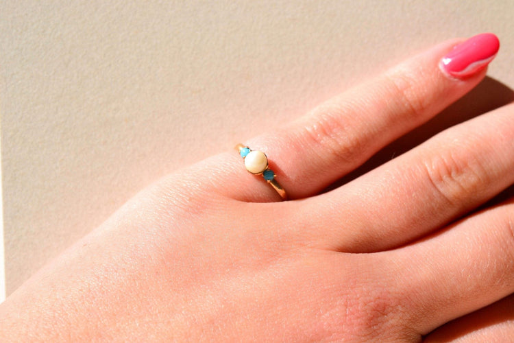 47 Bague en or jaune, perle et imitations turquoise 58 Facettes 3993