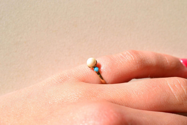 47 Bague en or jaune, perle et imitations turquoise 58 Facettes 3993