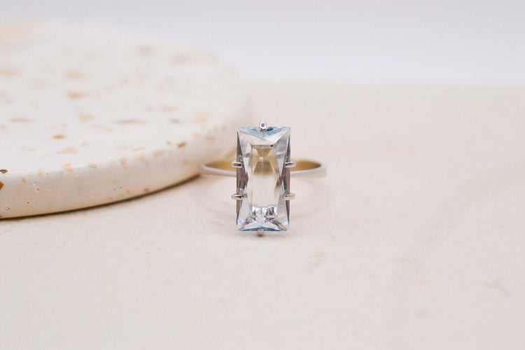 54 Bague en or blanc et jaune avec aigue-marine 58 Facettes 3987