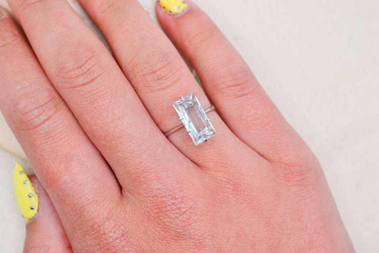 54 Bague en or blanc et jaune avec aigue-marine 58 Facettes 3987