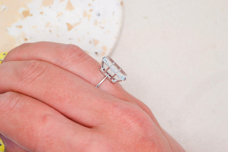 54 Bague en or blanc et jaune avec aigue-marine 58 Facettes 3987