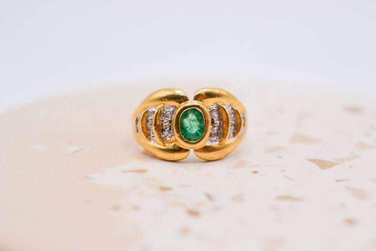 50 Bague nœud en or jaune, émeraude et diamants 58 Facettes 3988