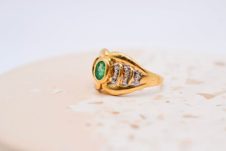 50 Bague nœud en or jaune, émeraude et diamants 58 Facettes 3988