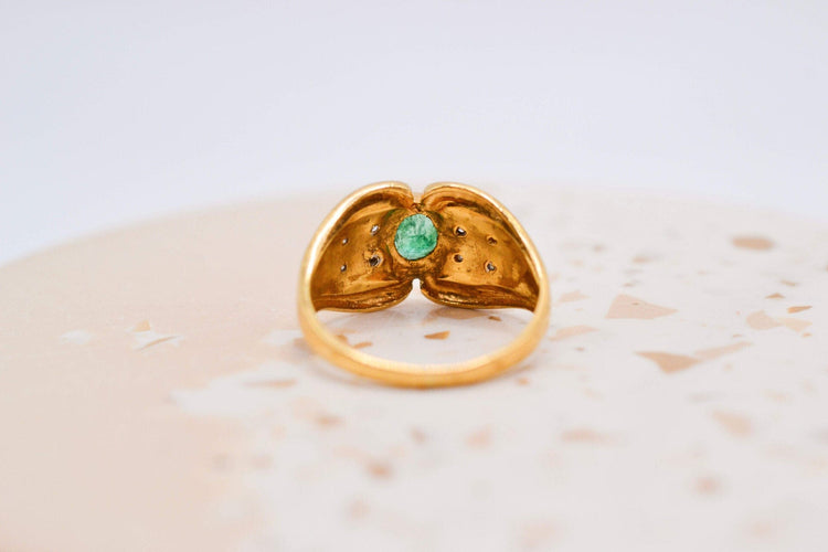 50 Bague nœud en or jaune, émeraude et diamants 58 Facettes 3988