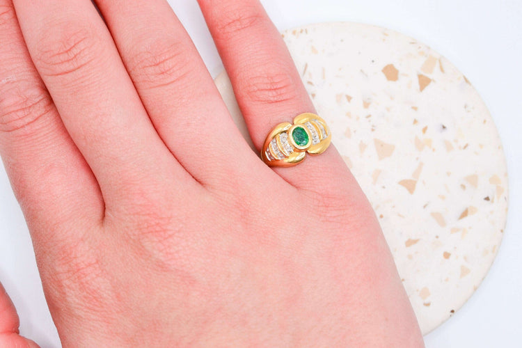 50 Bague nœud en or jaune, émeraude et diamants 58 Facettes 3988