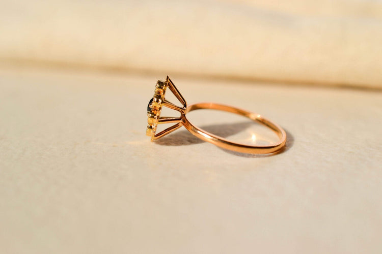 52 Marguerite - Bague en or jaune, saphir et diamants 58 Facettes 3743