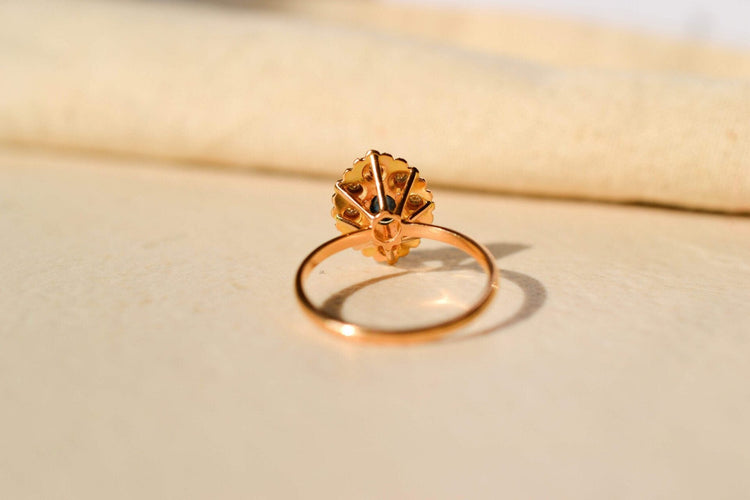52 Marguerite - Bague en or jaune, saphir et diamants 58 Facettes 3743