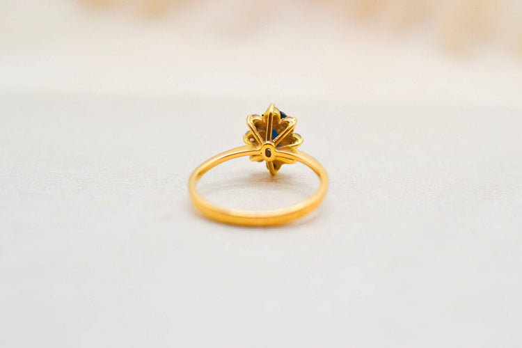 https://cdn.shopify.com/s/files/1/0963/7950/2920/files/bague-saphir-diamants-3_5921a042-2ea9-4736-bf1a-1cd758a65c2a.jpg?v=1779985378