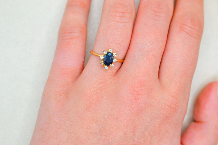 https://cdn.shopify.com/s/files/1/0963/7950/2920/files/bague-or-saphir_215c79f3-7b18-4e71-9294-ab34cc30426c.jpg?v=1779985379