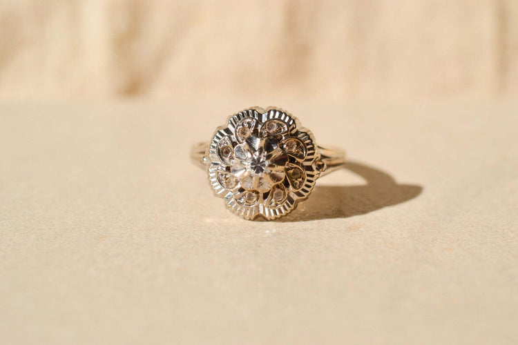 52 Bague fleur en or blanc et diamants 58 Facettes 3971