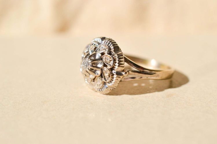 52 Bague fleur en or blanc et diamants 58 Facettes 3971