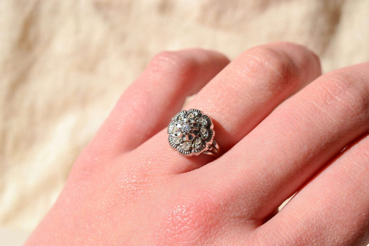 52 Bague fleur en or blanc et diamants 58 Facettes 3971