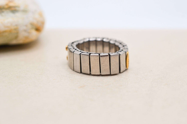 https://cdn.shopify.com/s/files/1/0963/7950/2920/files/bague-vintage-argent_7e3bbaa8-d370-4d67-8cc5-4df347a14f0d.jpg?v=1779385915