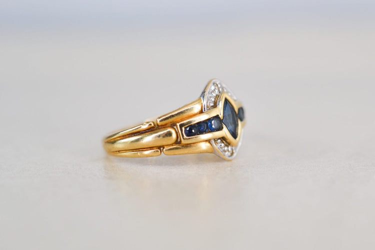 54 Bague navette en or jaune, or blanc, saphirs et diamants 58 Facettes Ref4018
