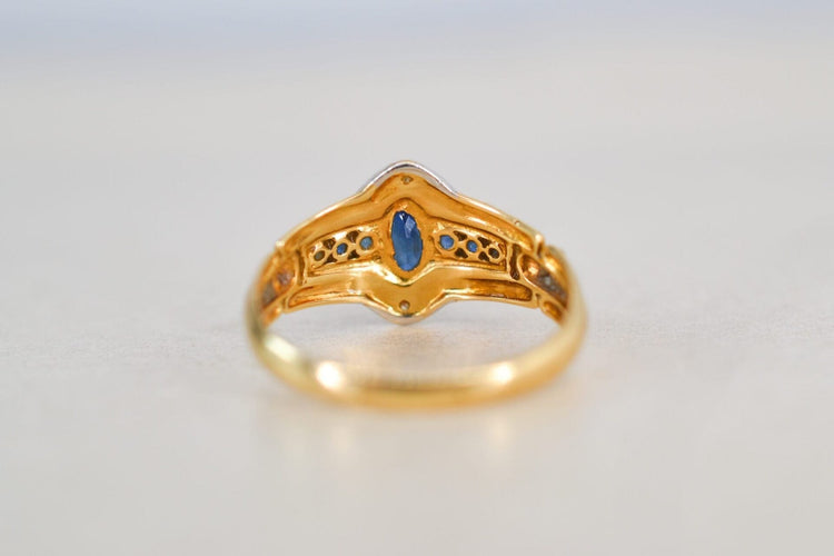 54 Bague navette en or jaune, or blanc, saphirs et diamants 58 Facettes Ref4018