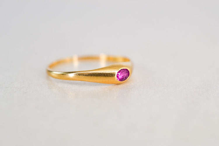 56 Bague jonc en or jaune 18 carats et grenat 58 Facettes Ref4007
